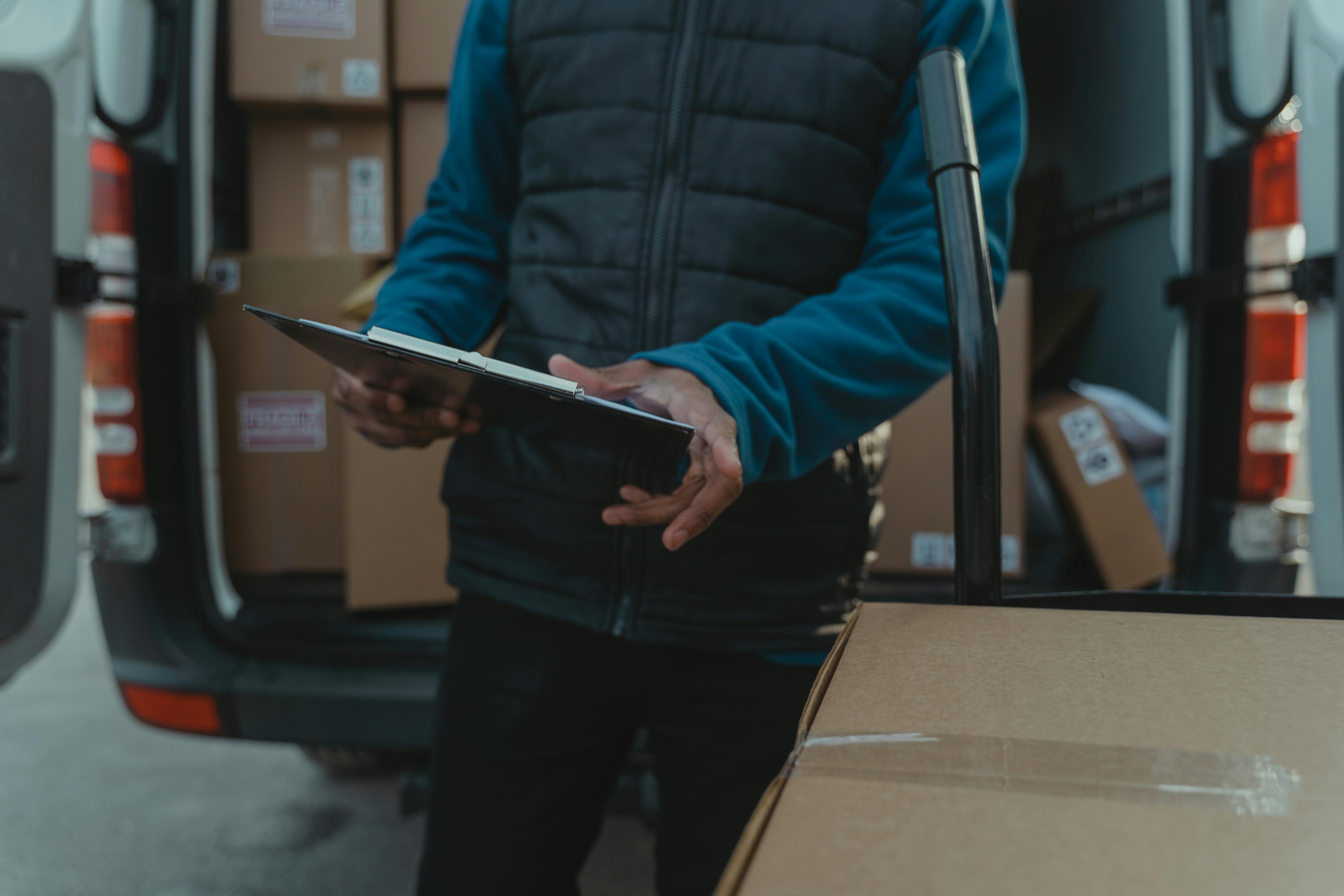 koszty magazynowania towaru dla małego sklepu internetowego vs dropshipping