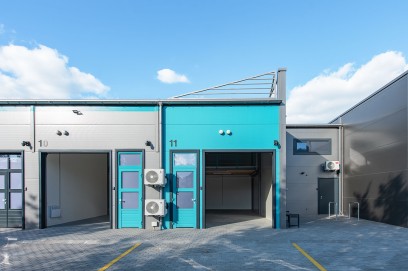 Kontenery magazynowe czy małe lokale biznesowe? Co wybrać?